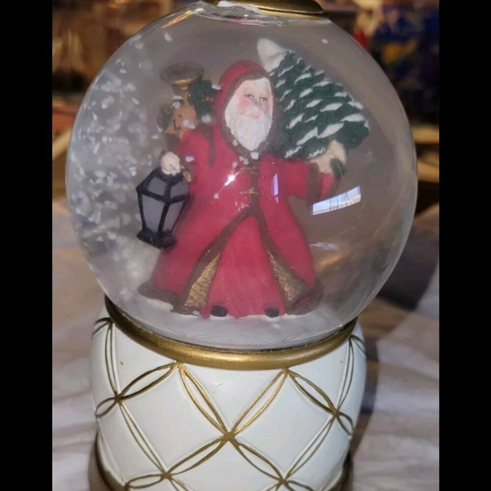 Vintage Santa snowglobe